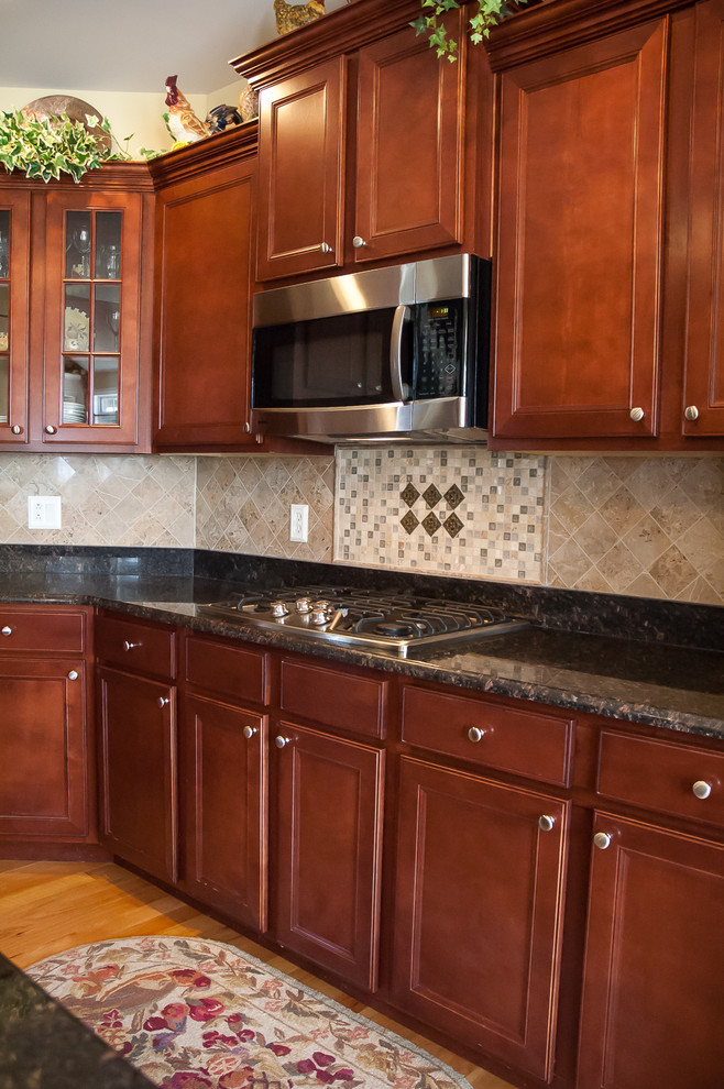 Kitchen - transitional kitchen idea in Chicago