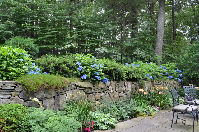 Quintessential New England Colonial traditional-garden