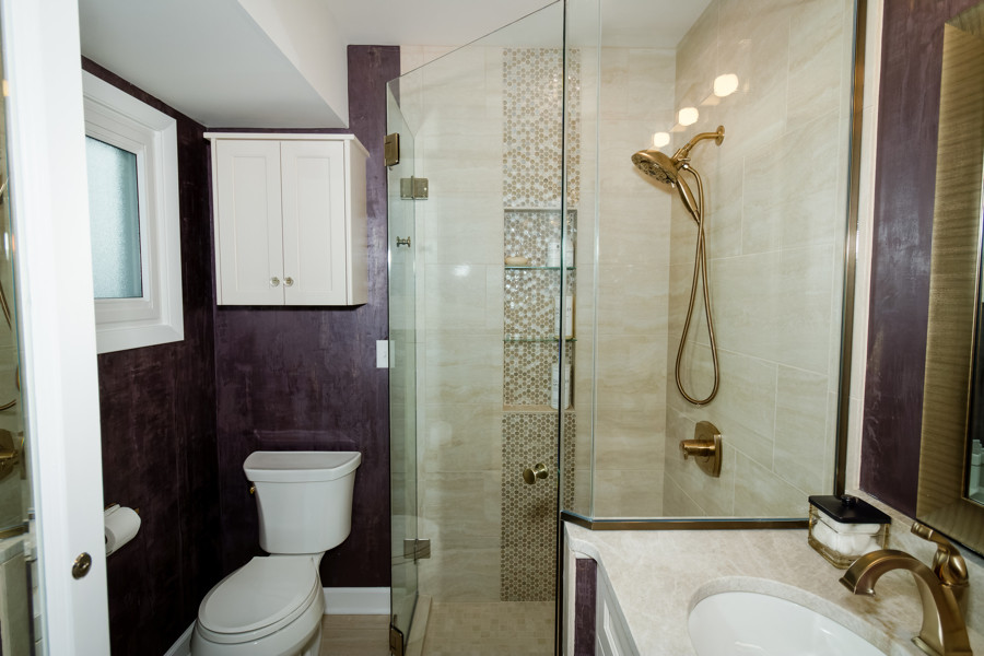 Bild på ett litet funkis flerfärgad flerfärgat en-suite badrum, med skåp i shakerstil, vita skåp, en hörndusch, flerfärgad kakel, keramikplattor, lila väggar, klinkergolv i keramik, ett undermonterad handfat, granitbänkskiva, flerfärgat golv och dusch med gångjärnsdörr