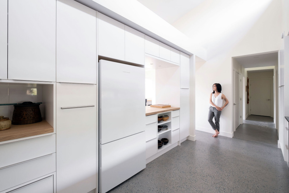 Kitchen - modern kitchen idea in Vancouver