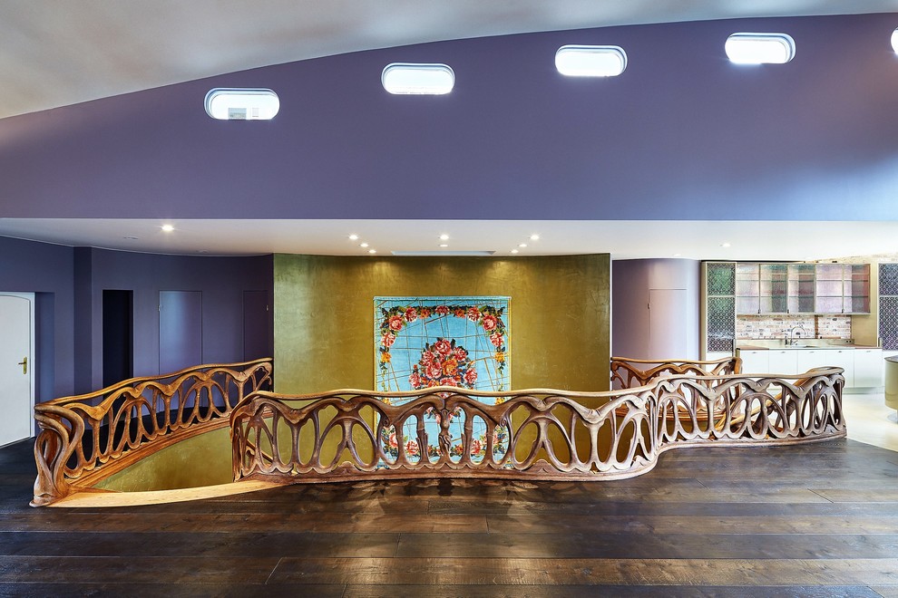 Eklektische Holztreppe mit Holz-Setzstufen in Berlin