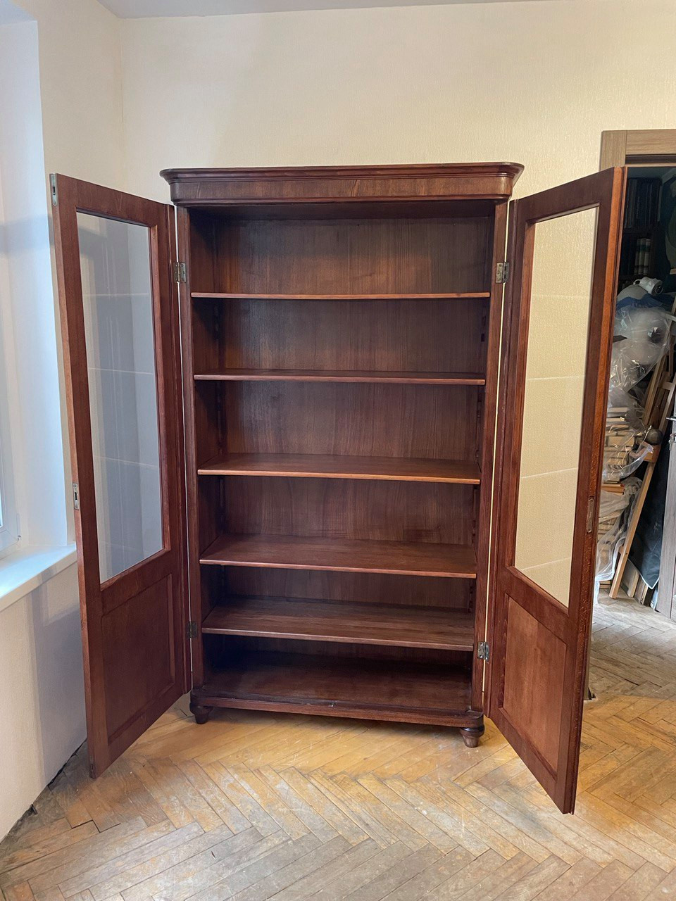 Гарнитур: 2 книжных шкафа, кресло, стулья. Реставрация.