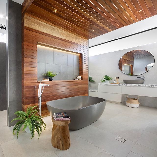 Esempio di un'ampia stanza da bagno padronale tropicale con ante con riquadro incassato, ante gialle, vasca freestanding, lavabo a bacinella, top in marmo e un lavabo