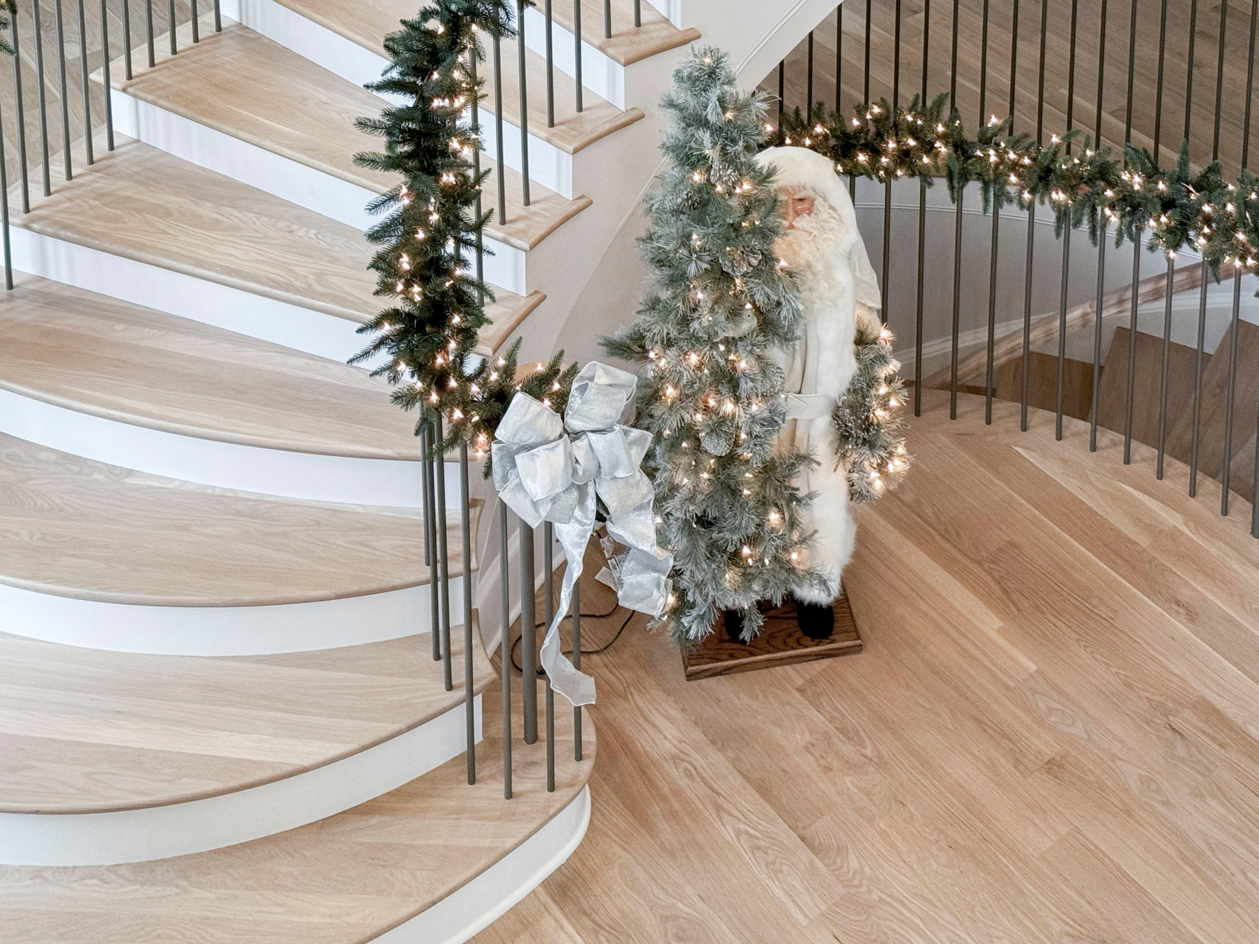 116_Elegant & Eye-catching Curved Staircase, Leesburg VA 20175