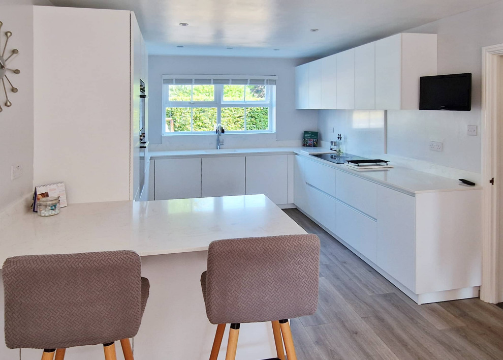 Modern White Handleless Kitchen - Modern - Kitchen - Hertfordshire - by ...