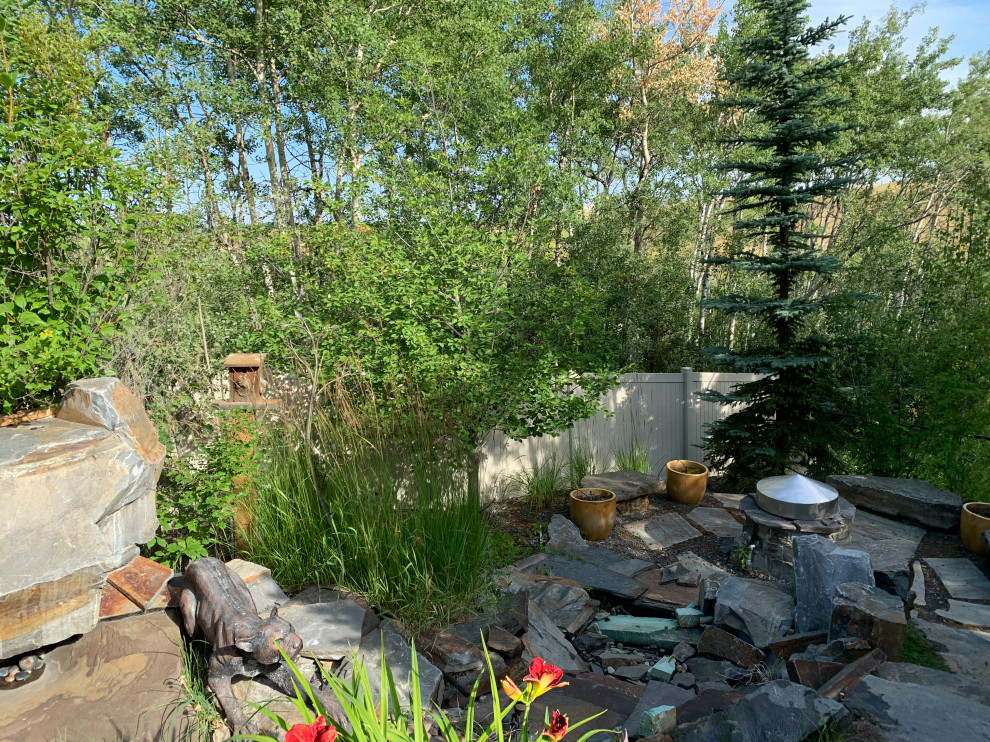 Свежая идея для дизайна: маленький солнечный, летний засухоустойчивый сад на заднем дворе в классическом стиле с водопадом, хорошей освещенностью, покрытием из каменной брусчатки и с виниловым забором для на участке и в саду - отличное фото интерьера