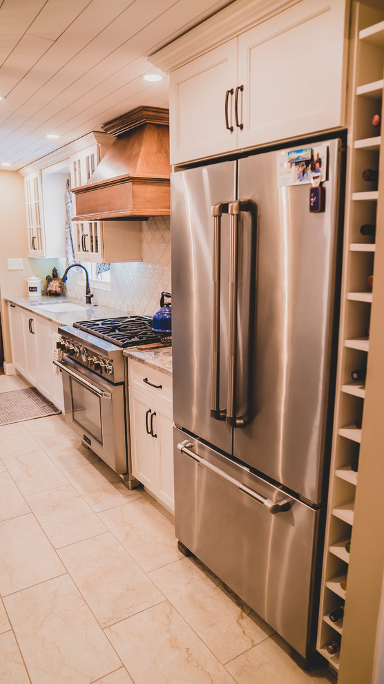 Eat-in kitchen - mid-sized transitional porcelain tile and beige floor eat-in kitchen idea with an undermount sink, shaker cabinets, quartzite countertops, ceramic backsplash, stainless steel appliances, an island, multicolored countertops, white cabinets and white backsplash