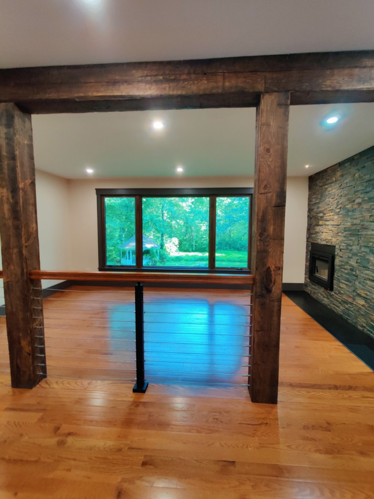 Example of a mountain style home design design in Bridgeport