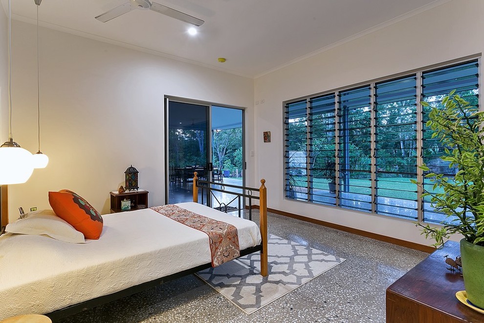 Design ideas for a contemporary bedroom in Cairns.