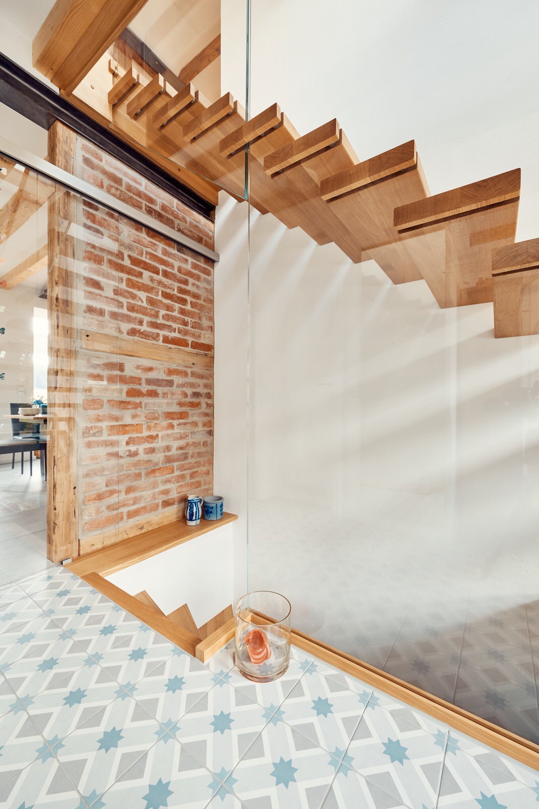 Консольная лестница из дуба со стеклянной балюстрадой