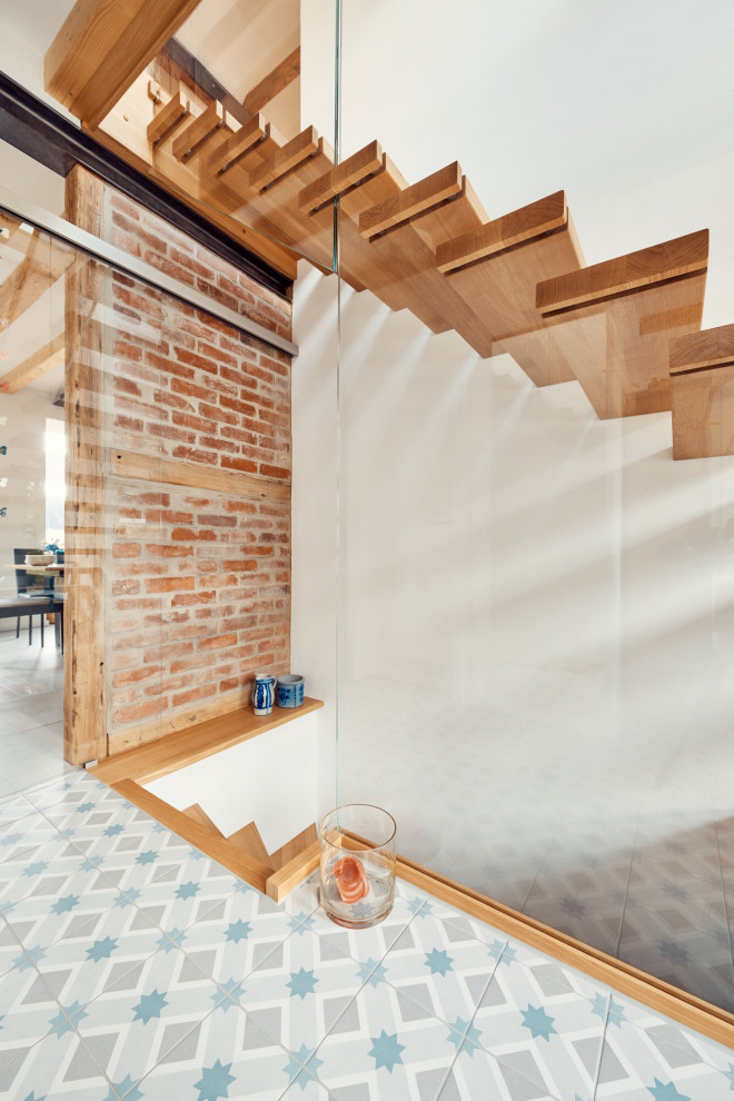 Консольная лестница из дуба со стеклянной балюстрадой