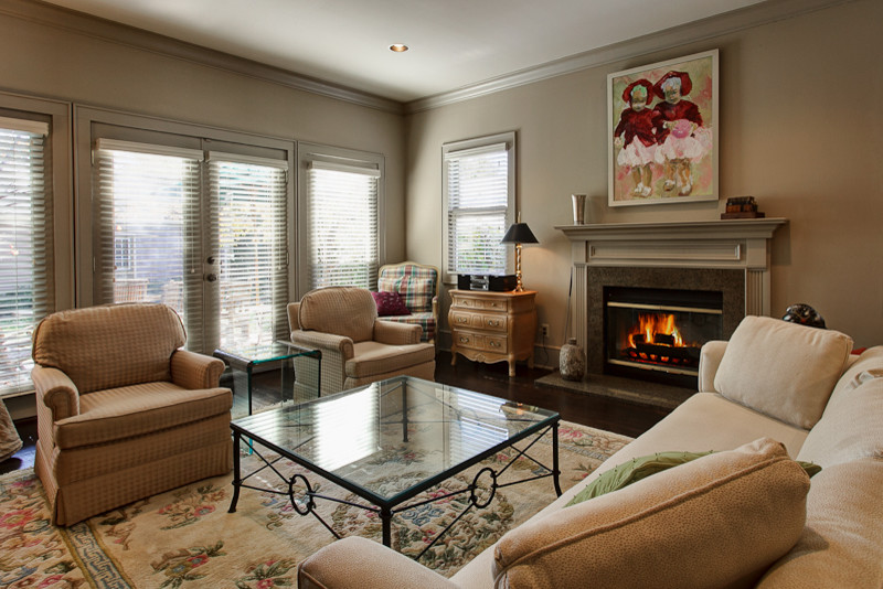 Photo of a transitional living room in Columbus.