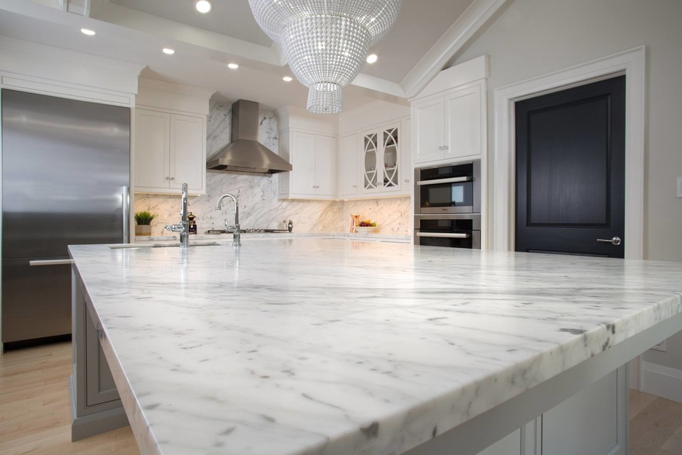 Example of a transitional kitchen design in Toronto