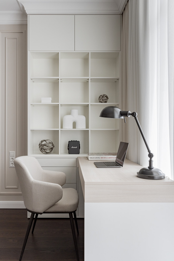 Esempio di un grande ufficio tradizionale con pareti beige, parquet scuro, scrivania incassata, pavimento marrone e soffitto ribassato