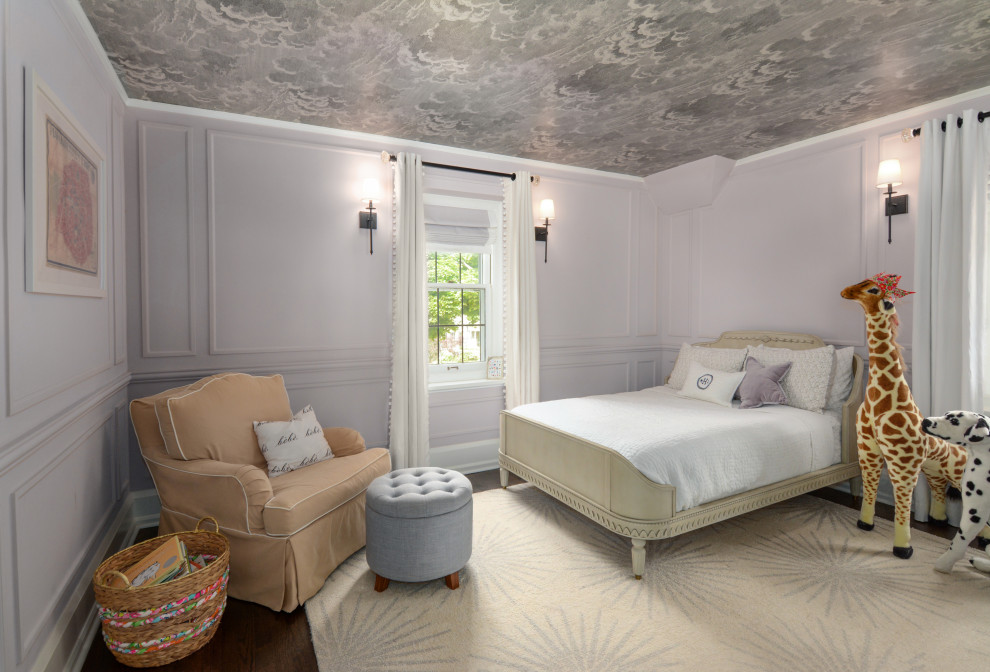 Источник вдохновения для домашнего уюта: комната для малыша среднего размера в классическом стиле с фиолетовыми стенами, темным паркетным полом, коричневым полом, потолком с обоями и панелями на стенах для девочки