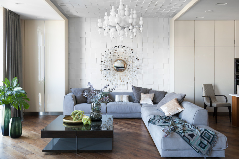 Пример оригинального дизайна: открытая гостиная комната в современном стиле с белыми стенами, темным паркетным полом и коричневым полом