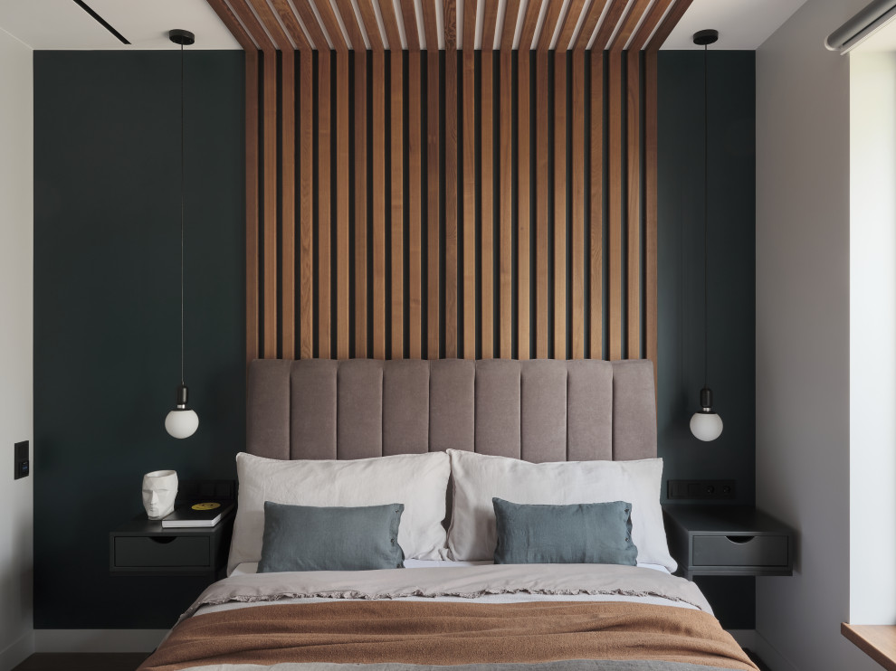 Стильный дизайн: хозяйская спальня среднего размера в современном стиле с серыми стенами, полом из керамогранита, коричневым полом, панелями на части стены и акцентной стеной - последний тренд