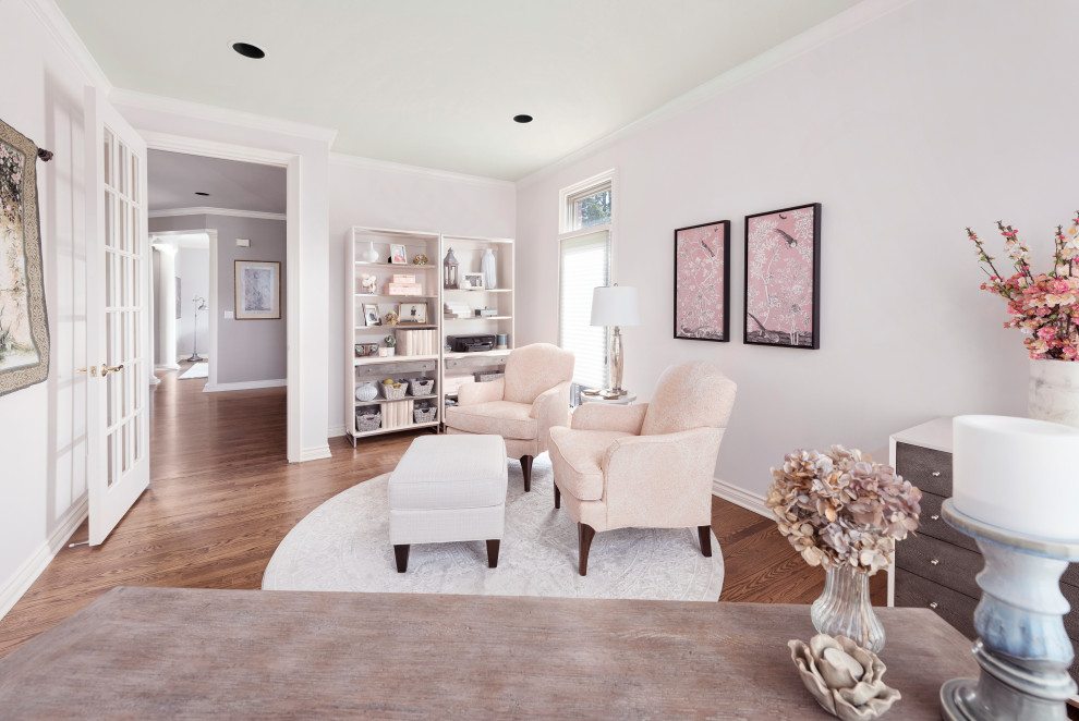 Foto di uno studio di medie dimensioni con pareti rosa, pavimento in legno massello medio, scrivania autoportante e pavimento marrone