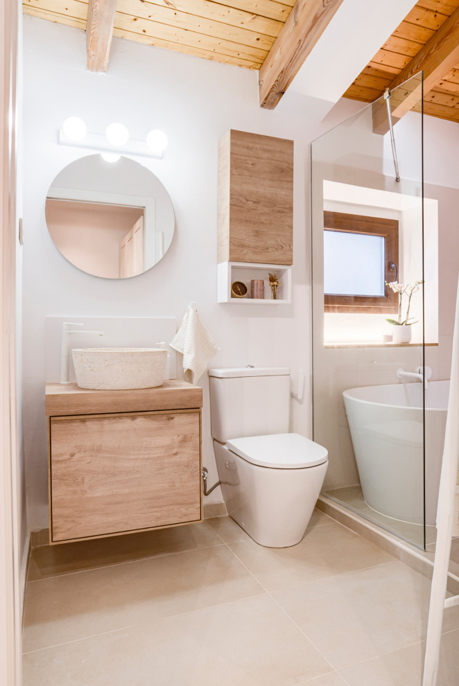 Photo of a mid-sized scandinavian master bathroom in Barcelona with flat-panel cabinets, light wood cabinets, a freestanding tub, a shower/bathtub combo, a one-piece toilet, beige tile, white walls, porcelain floors, a vessel sink, engineered quartz benchtops, beige floor, white benchtops, a single vanity, a floating vanity and wood.