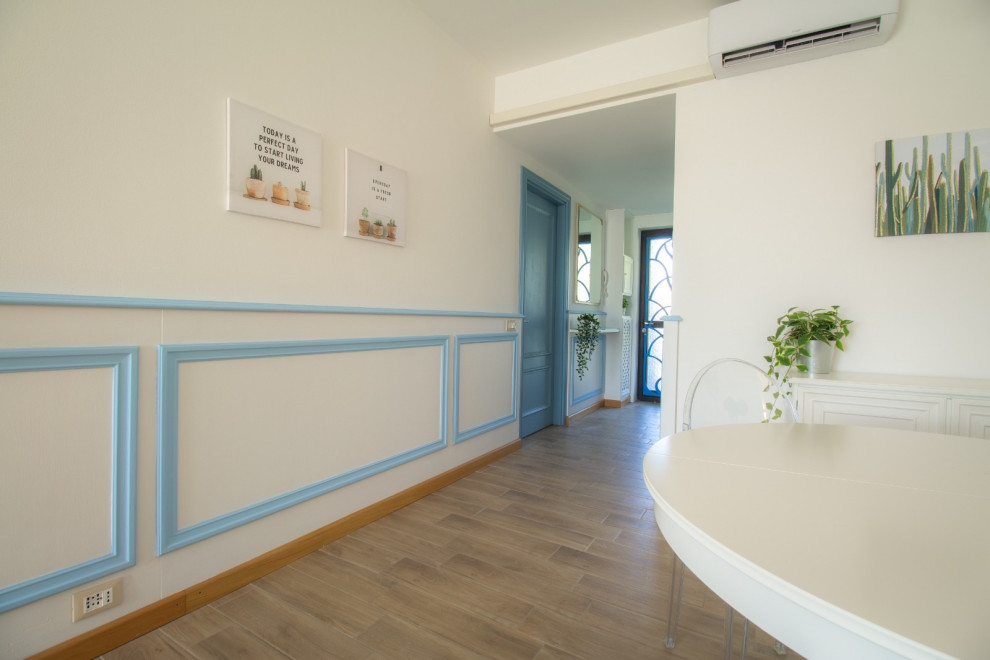 Immagine di un ingresso o corridoio contemporaneo di medie dimensioni con pareti bianche, pavimento in gres porcellanato, pavimento beige, soffitto ribassato e boiserie