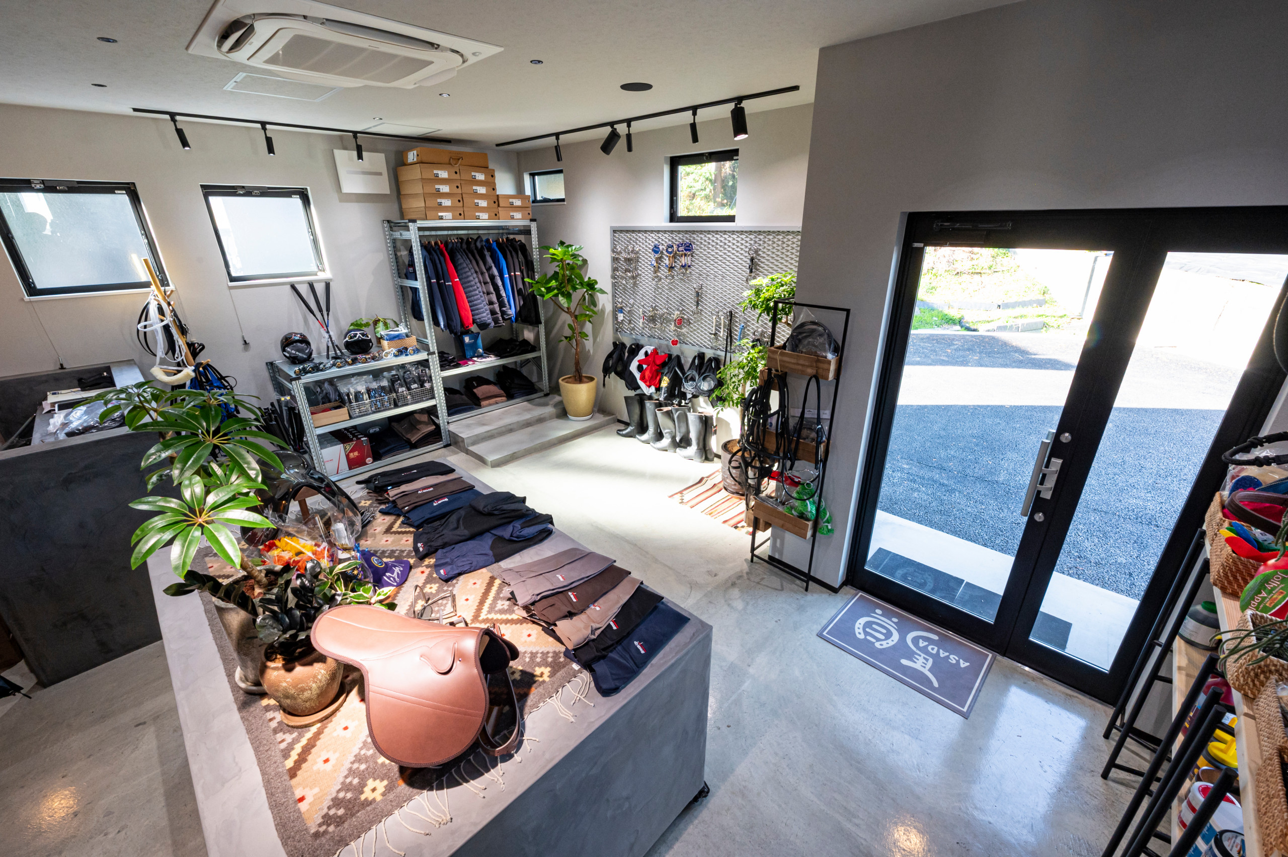 重厚感ある馬具屋
