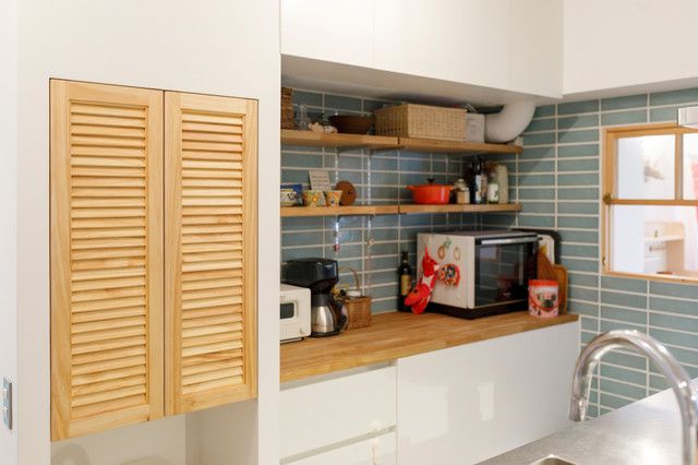 H邸-キッチンと窓でつながる子ども部屋。子育て世帯のリノベ modern-kitchen