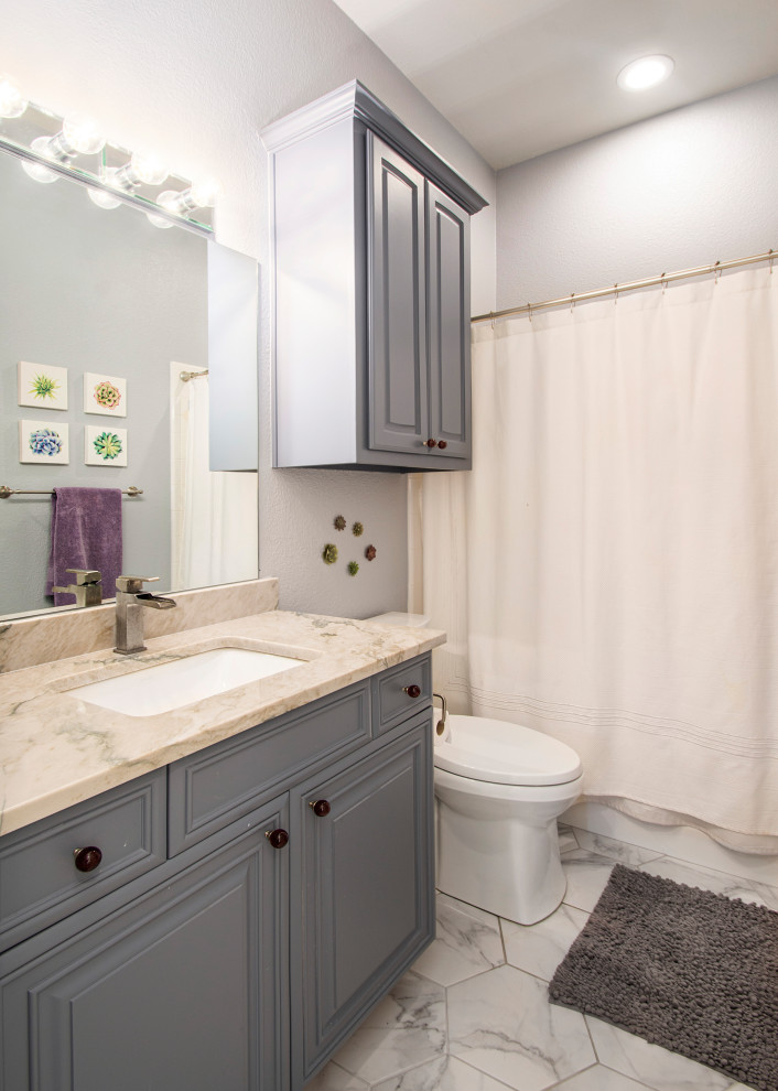 Пример оригинального дизайна: детская ванная комната среднего размера в стиле неоклассика (современная классика) с фасадами с выступающей филенкой, синими фасадами, накладной ванной, душем над ванной, раздельным унитазом, серыми стенами, полом из керамогранита, врезной раковиной, столешницей из кварцита, белым полом, шторкой для ванной, бежевой столешницей, тумбой под одну раковину и встроенной тумбой