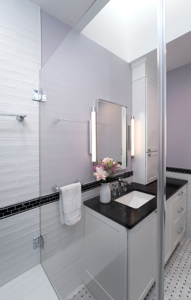 Источник вдохновения для домашнего уюта: главная ванная комната среднего размера в стиле кантри с фасадами в стиле шейкер, белыми фасадами, душем в нише, раздельным унитазом, черно-белой плиткой, керамической плиткой, фиолетовыми стенами, мраморным полом, врезной раковиной, столешницей из гранита, белым полом, душем с распашными дверями, черной столешницей, сиденьем для душа, тумбой под одну раковину, встроенной тумбой и панелями на стенах