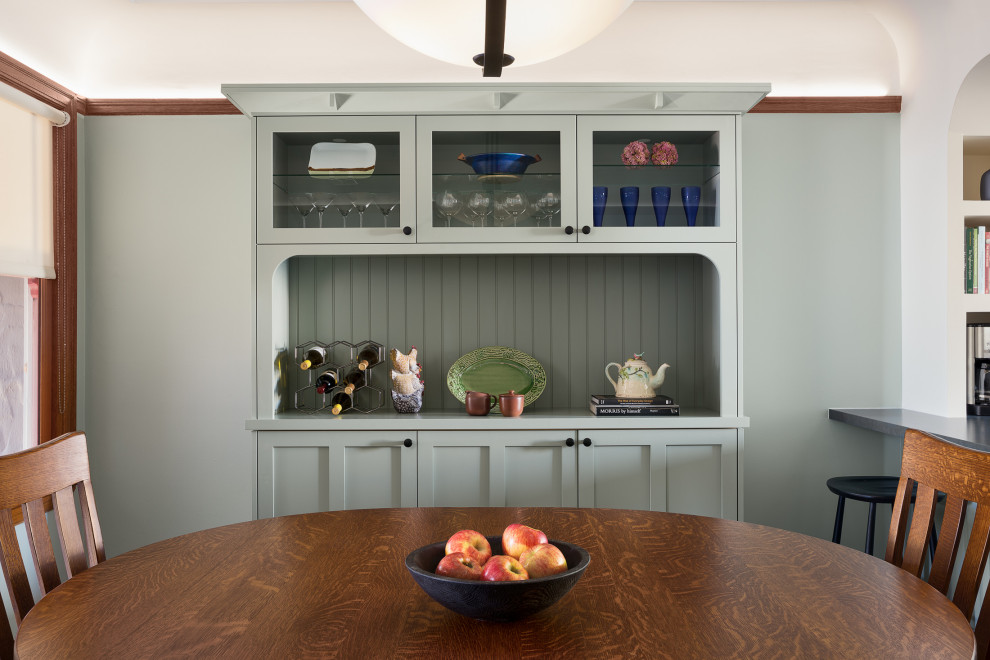 Ispirazione per una sala da pranzo aperta verso la cucina chic di medie dimensioni con pareti verdi e parquet chiaro