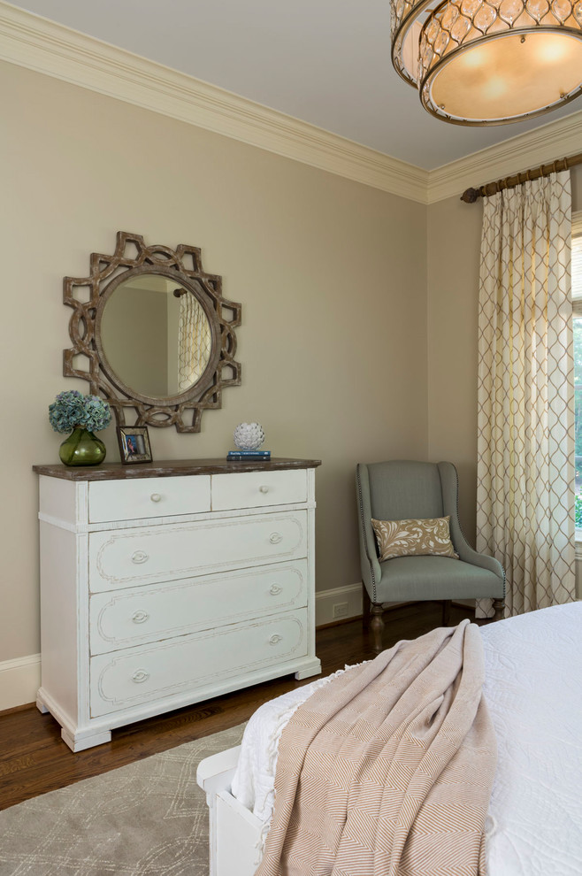 Example of a classic bedroom design in Charlotte