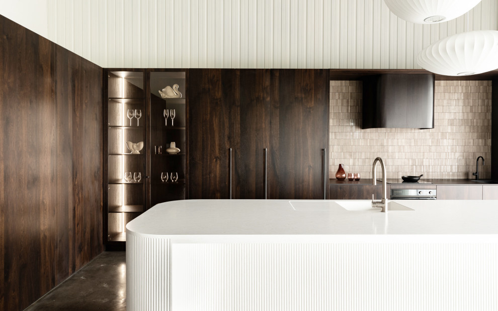 Стильный дизайн: большая прямая кухня-гостиная в современном стиле с темными деревянными фасадами, коричневым фартуком и коричневой столешницей - последний тренд