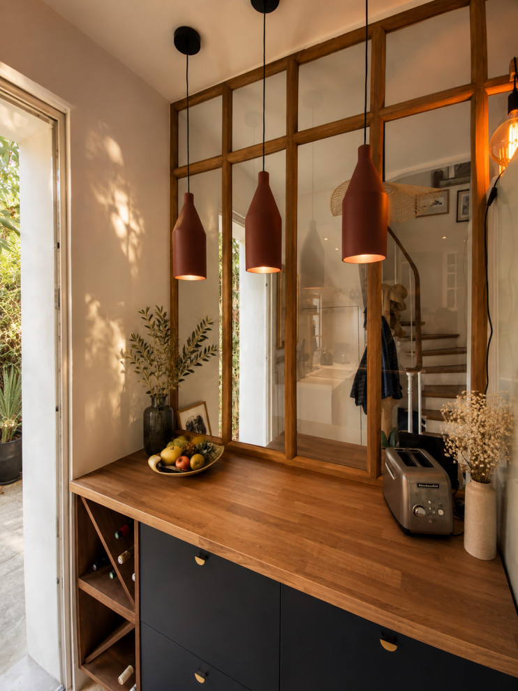 Détail verrière bois sur mesure et plan de travail chaleureuxDétail verrière boi