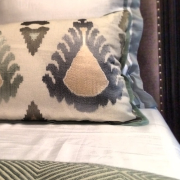 Example of a transitional home design design in Atlanta