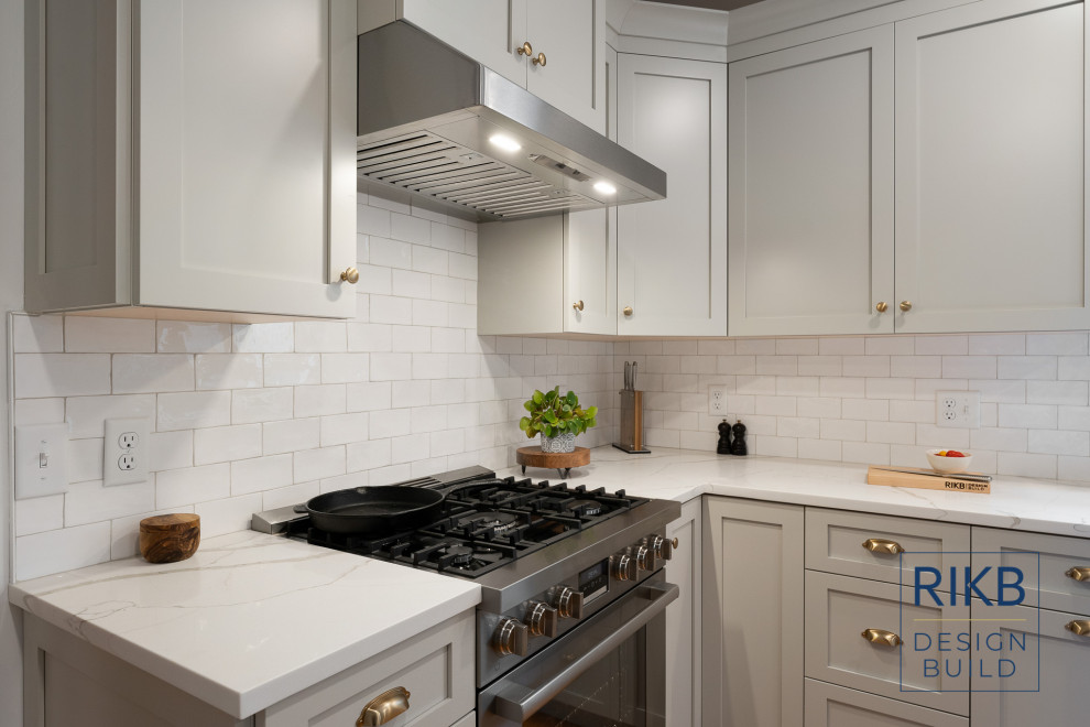 Kitchen - transitional kitchen idea in Providence