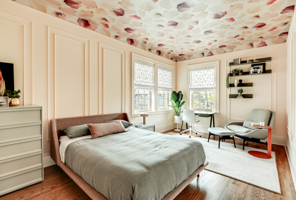 Свежая идея для дизайна: гостевая спальня (комната для гостей) в стиле неоклассика (современная классика) с оранжевыми стенами, потолком с обоями и панелями на части стены - отличное фото интерьера