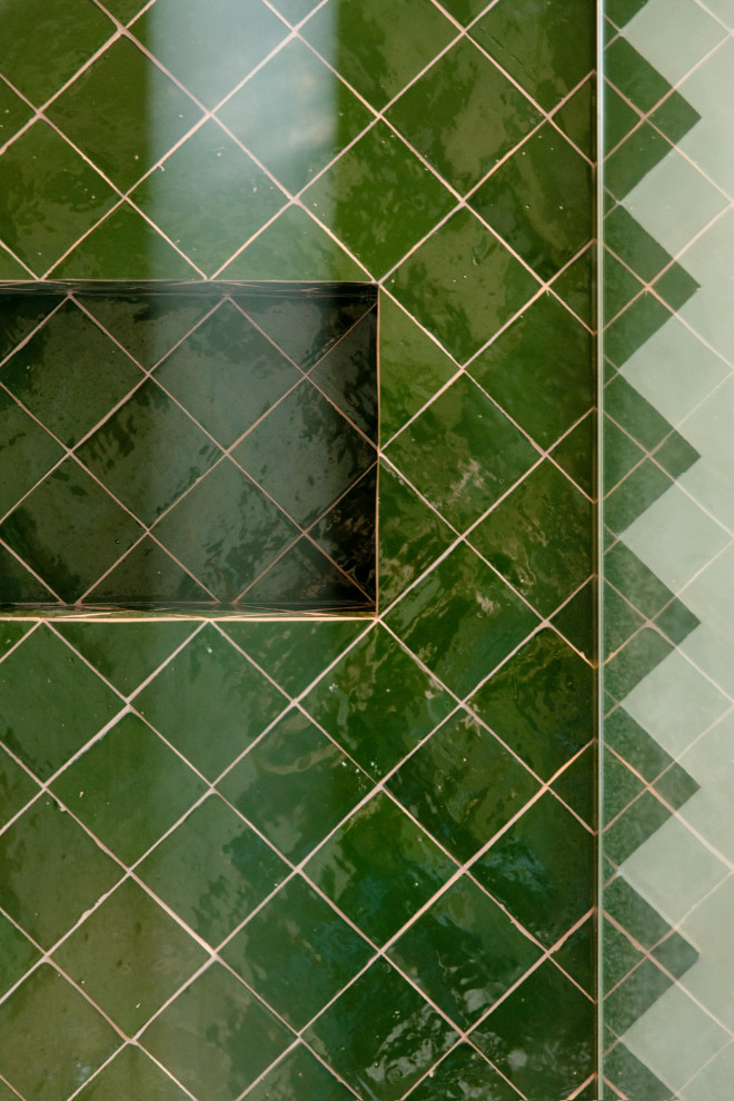 Immagine di una grande stanza da bagno padronale boho chic con piastrelle verdi, pareti verdi, pavimento in cementine, doccia aperta e mobile bagno sospeso