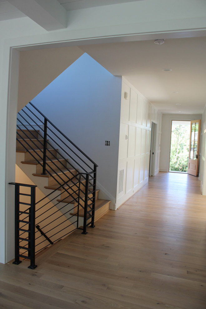 Стильный дизайн: прямая деревянная лестница среднего размера в стиле модернизм с деревянными ступенями и металлическими перилами - последний тренд