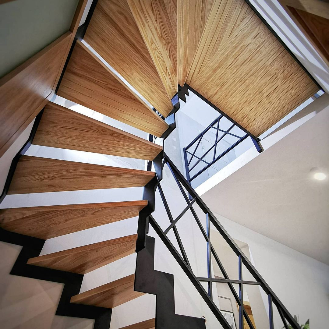 Лестница с металлическими  перилами лофт