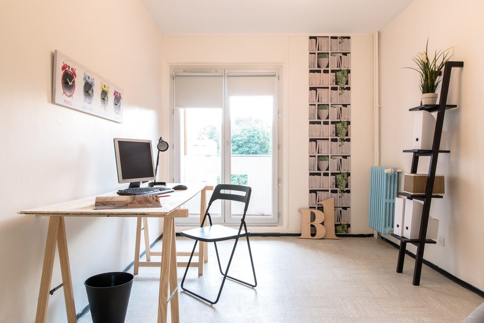 Photo of a mid-sized scandinavian study room in Lyon with white walls and a freestanding desk.