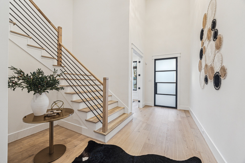 Example of a transitional entryway design in Houston