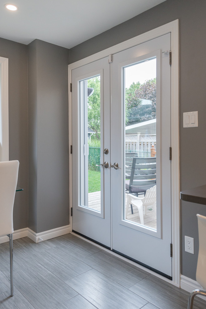 Kitchen - transitional kitchen idea in Toronto