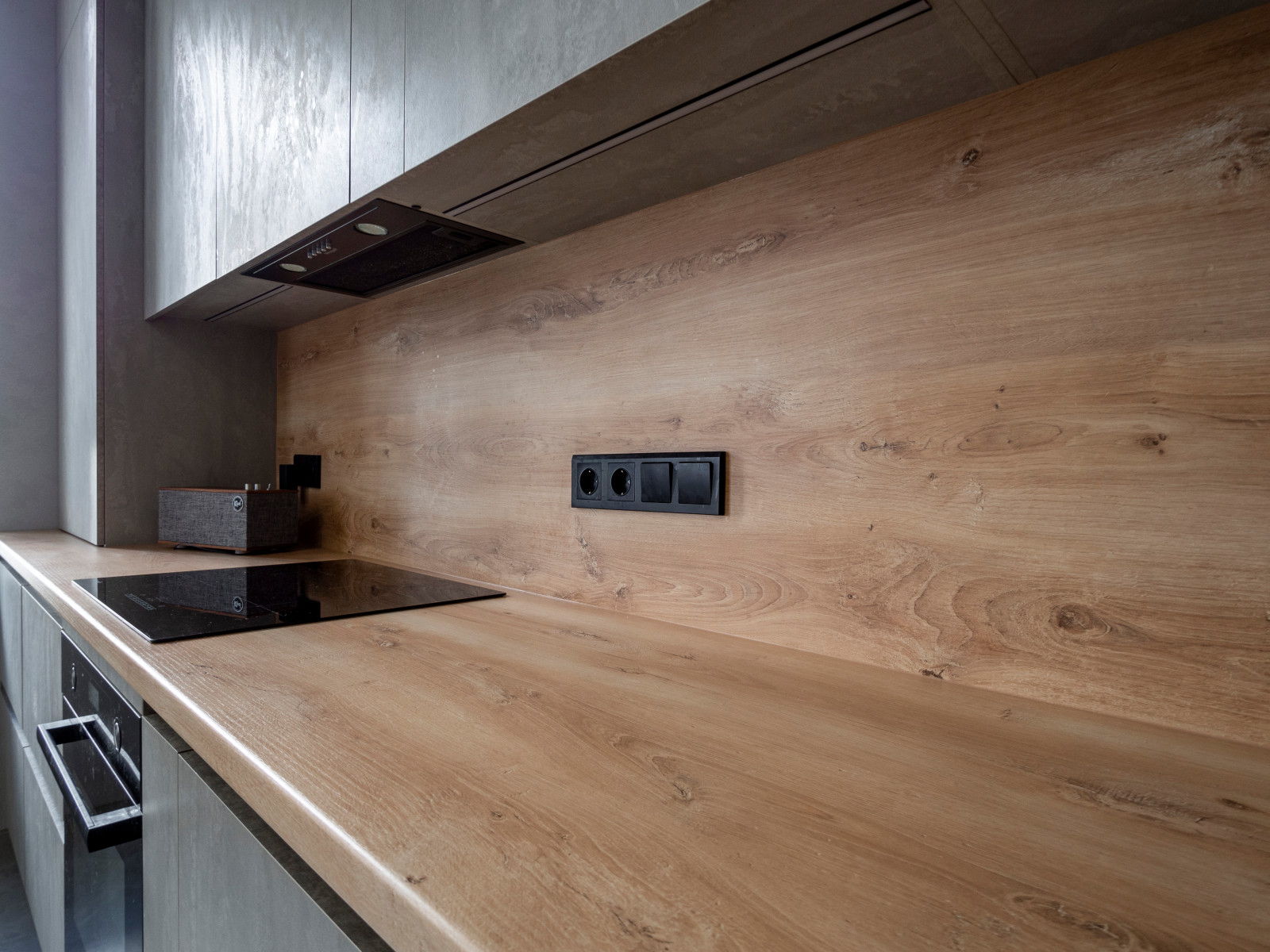 Элегантная минималистичная кухня в сером цвете