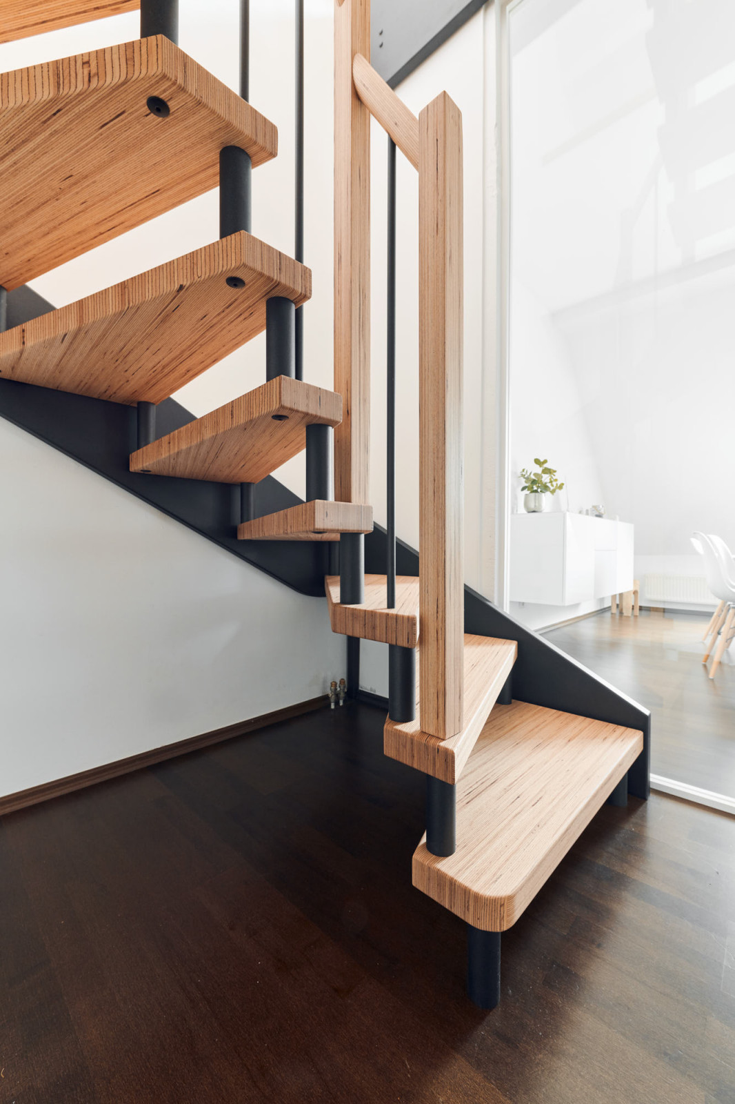 Лестница в квартире (BauBuche и элементы с эффектом необработанной стали)