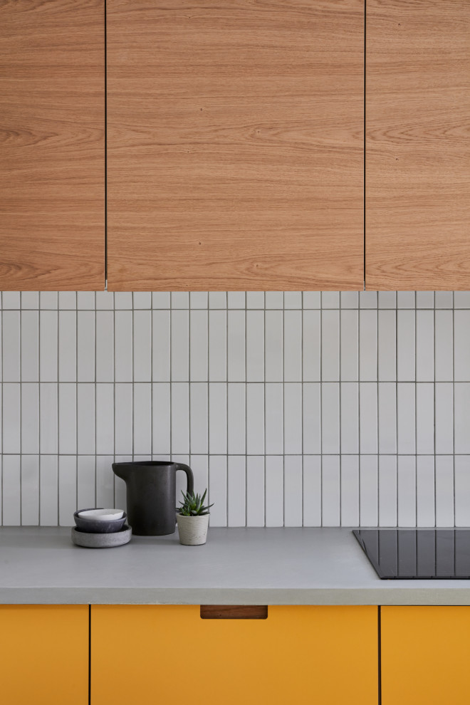 Idéer för ett modernt grå kök, med en undermonterad diskho, släta luckor, bänkskiva i betong, vitt stänkskydd, stänkskydd i keramik, linoleumgolv, en köksö och grönt golv
