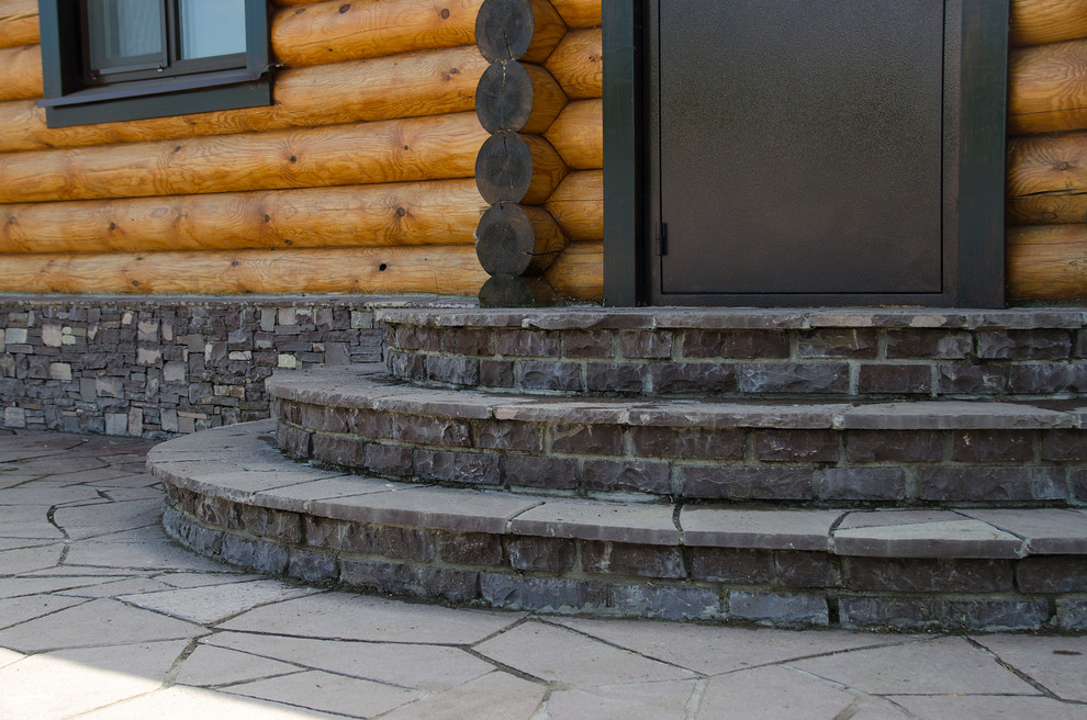 Забор, барбекю и крыльцо из кладочного камня