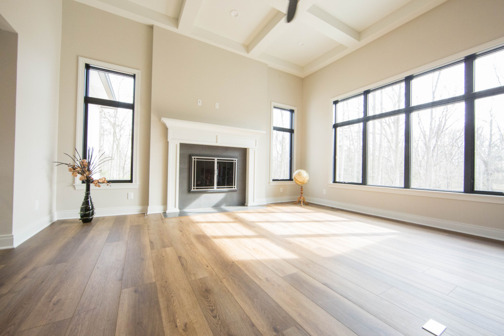 インディアナポリスにある高級な広いトラディショナルスタイルのおしゃれな独立型リビング (ベージュの壁、無垢フローリング、標準型暖炉、木材の暖炉まわり、茶色い床、格子天井、白い天井) の写真