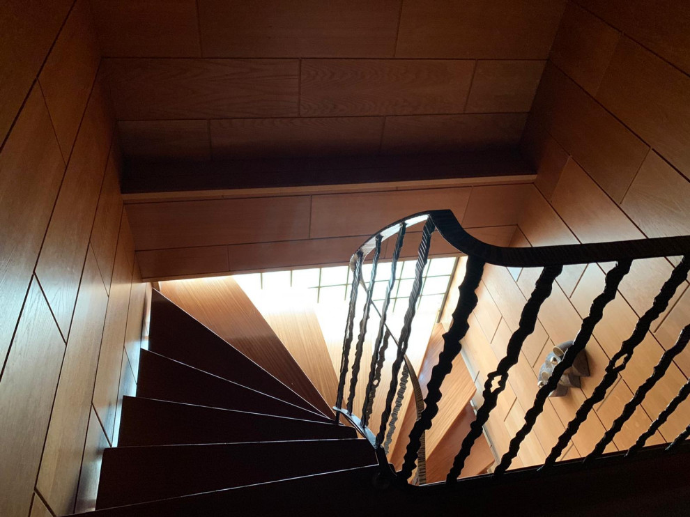 Черная лестница в проеме с окном