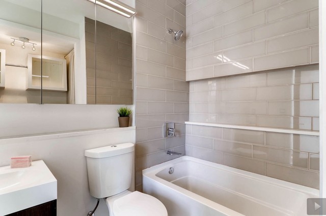 422 E Randall trendy-badevaerelse