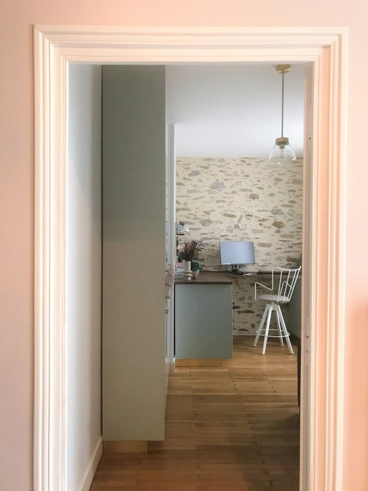 Cette image montre un bureau nordique de taille moyenne avec un mur blanc, parquet clair, aucune cheminée et un bureau indépendant.