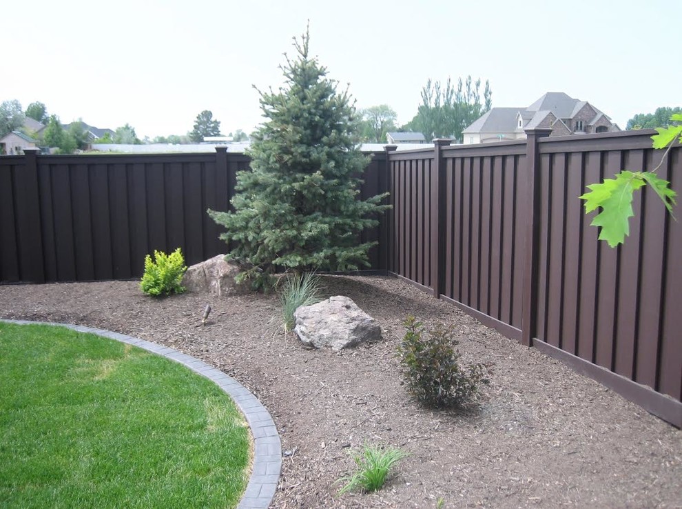 Inspiration for a large transitional backyard full sun garden for summer in Los Angeles with mulch and a vinyl fence.